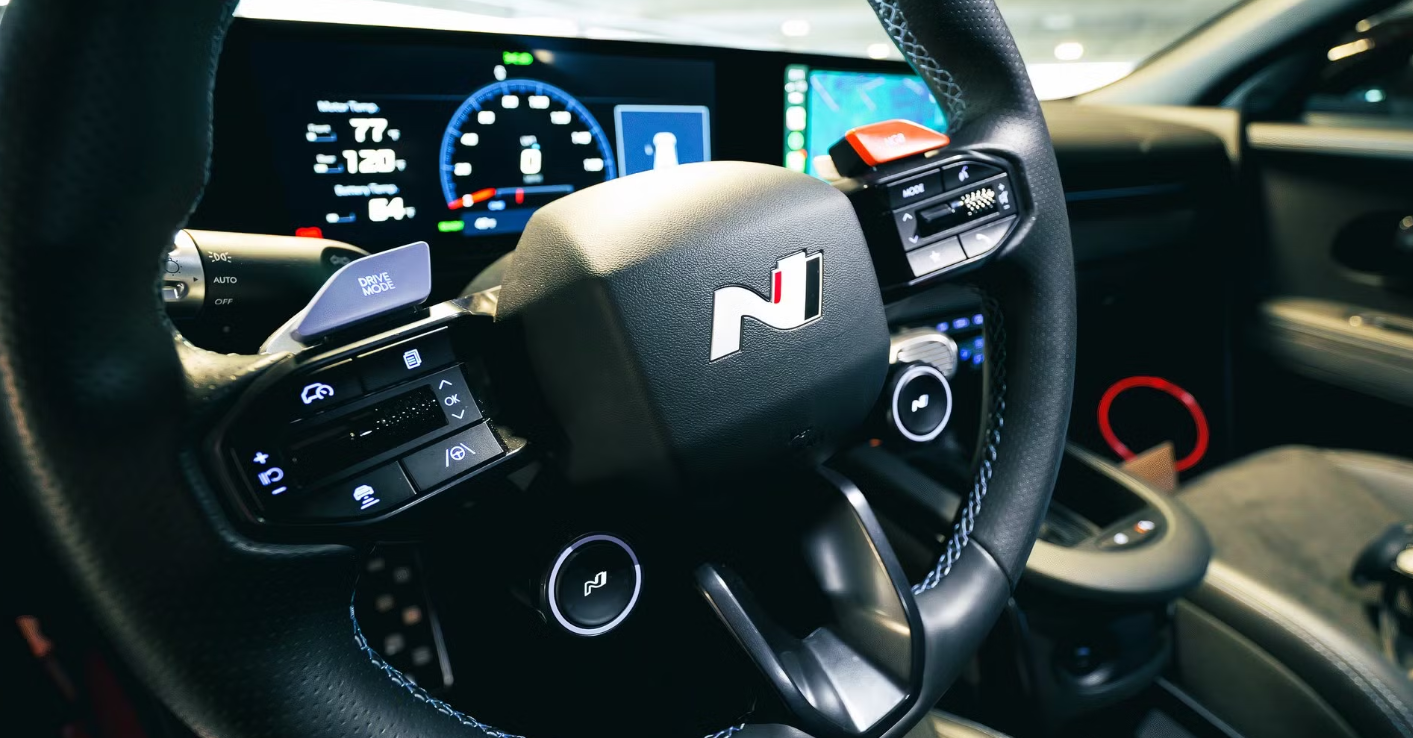 Hyundai Ioniq 6 N 2026: Thiết Kế Hầm Hố, Hiệu Suất Đỉnh Cao Ra Mắt Goodwood 4 Vô lăng và nội thất hiệu suất cao của Hyundai Ioniq 5 N, gợi ý về trải nghiệm lái thể thao mà Ioniq 6 N được kỳ vọng sẽ kế thừa.