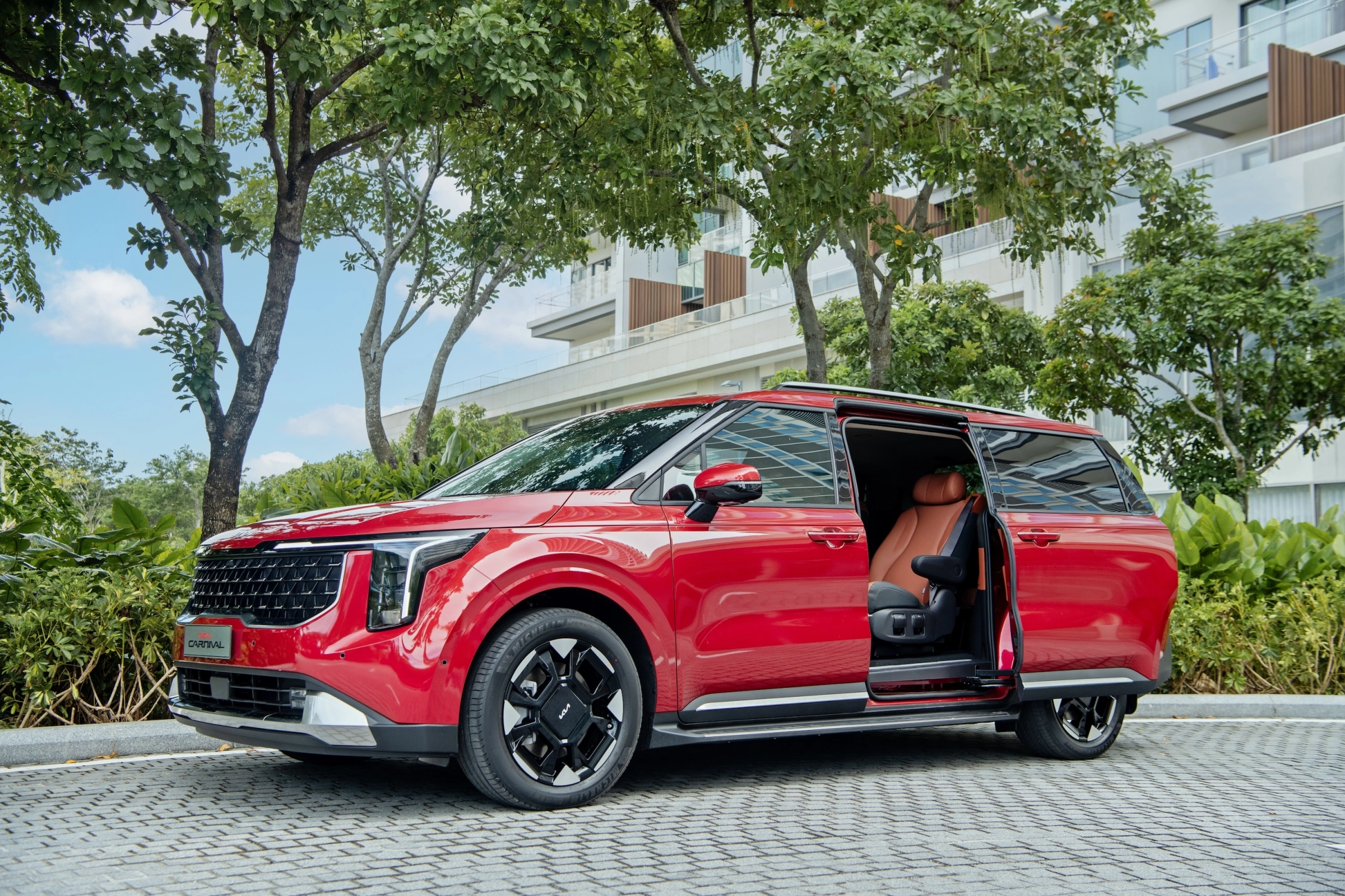 So sánh công nghệ các mẫu MPV mới nhất tại Việt Nam: Hyundai Custin có đang chiếm ưu thế? 8 Cửa trượt điện