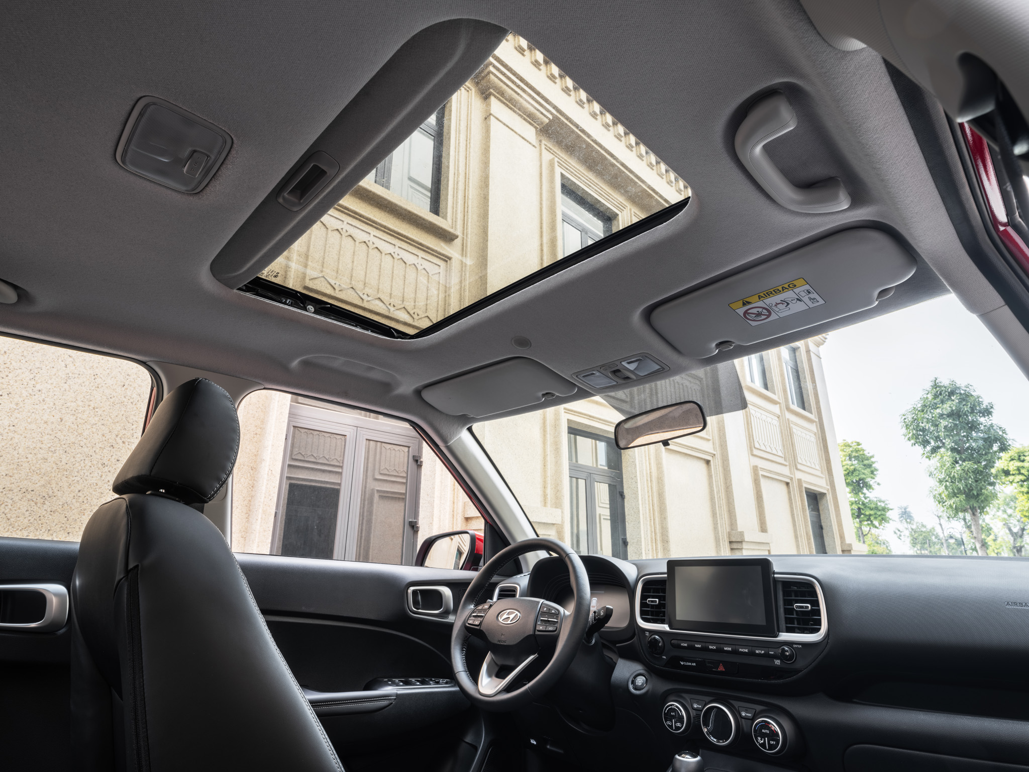 Hyundai Venue vs Toyota Raize: Lợi Thế 2 Năm Bảo Hành & Ưu Điểm Vượt Trội 2 Cửa sổ trời Hyundai Venue