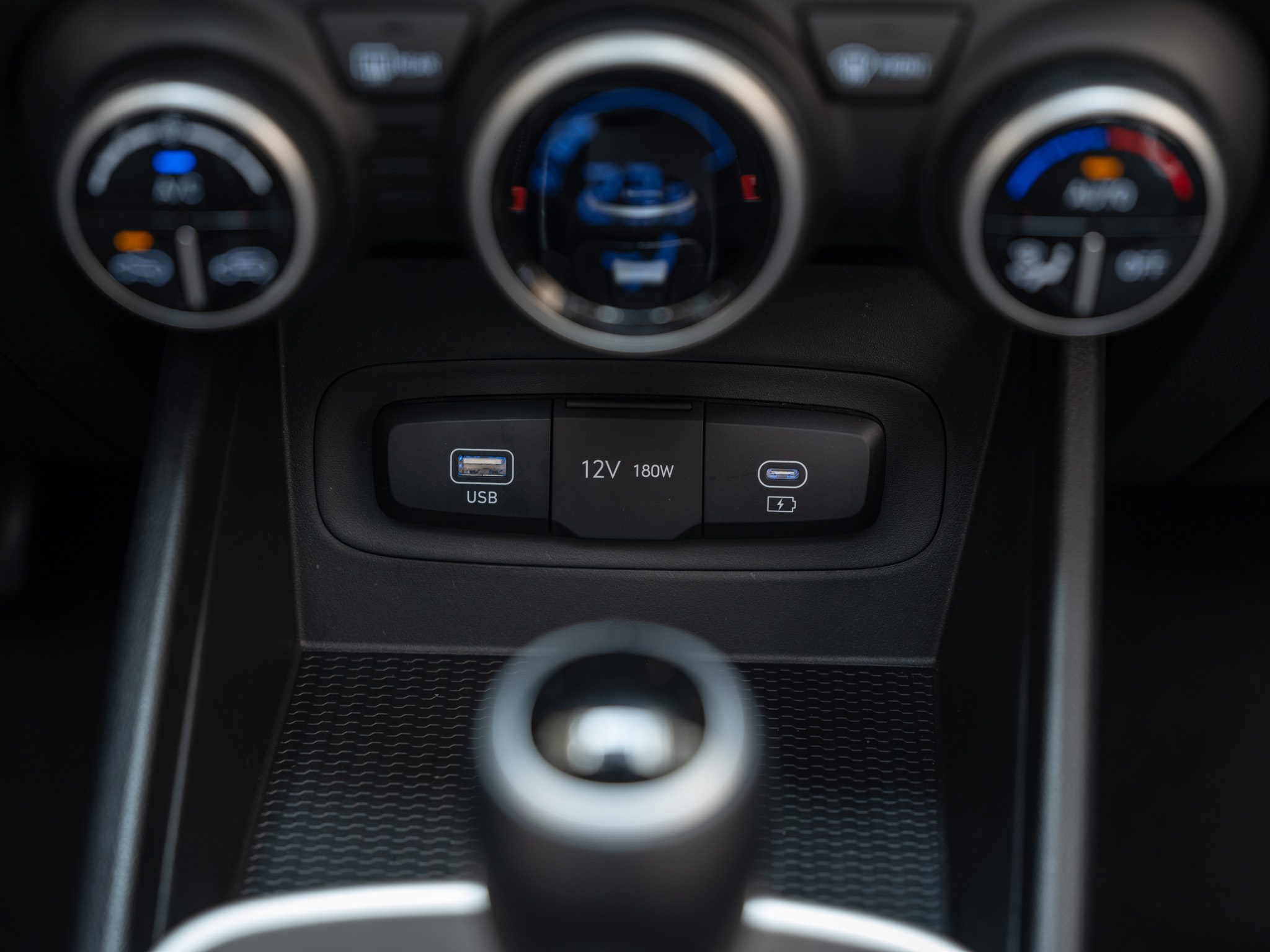 Hyundai Venue vs Toyota Raize: Lợi Thế 2 Năm Bảo Hành & Ưu Điểm Vượt Trội 8 Cổng sạc USB-C