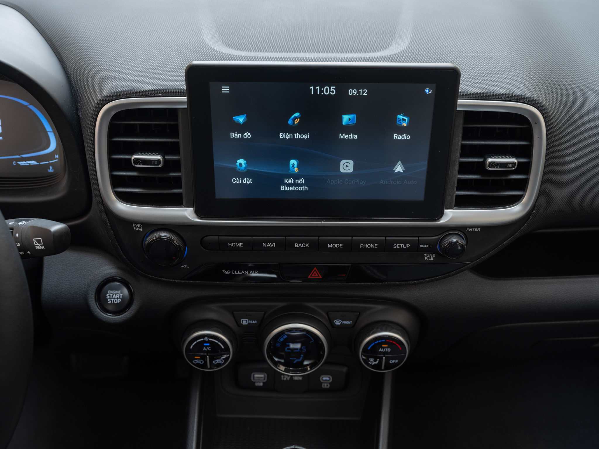 Hyundai Venue vs Toyota Raize: Lợi Thế 2 Năm Bảo Hành & Ưu Điểm Vượt Trội 9 Màn hình giải trí
