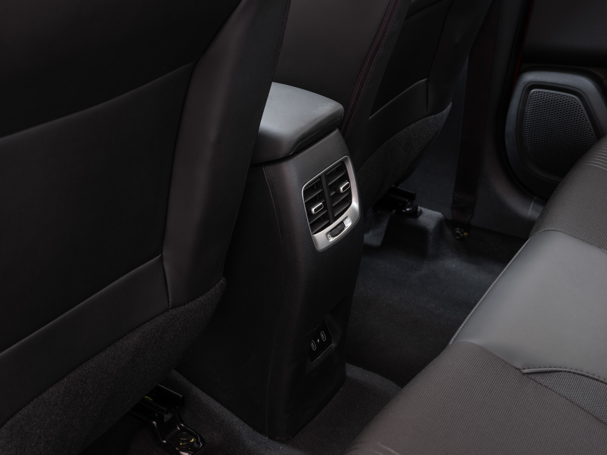 Hyundai Venue vs Toyota Raize: Lợi Thế 2 Năm Bảo Hành & Ưu Điểm Vượt Trội 7 Điều hòa tự động giúp hàng ghế sau thoải mái