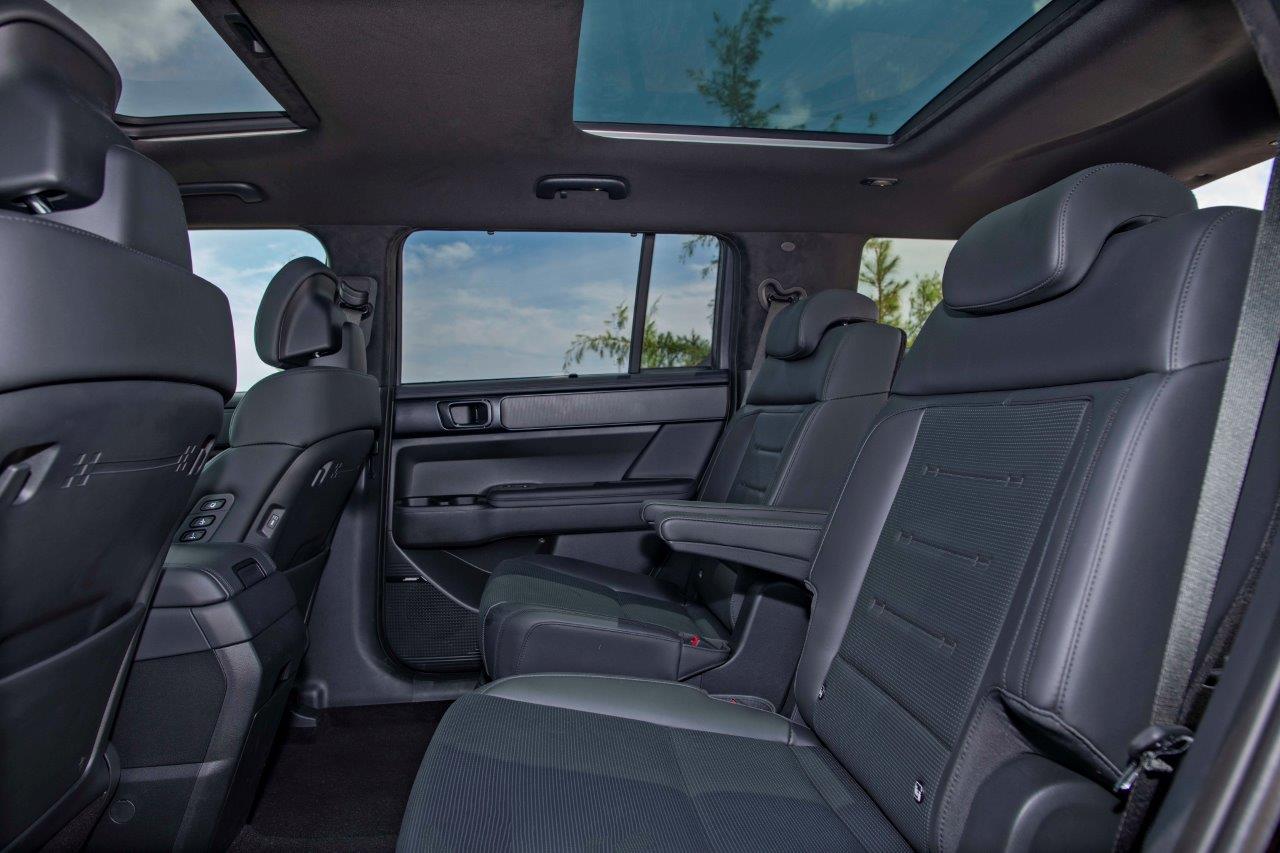 SUV hạng D giá khoảng 1 tỷ đồng: Vì sao Hyundai Santa Fe là lựa chọn đáng cân nhắc 5 Cửa sổ trời toàn cảnh