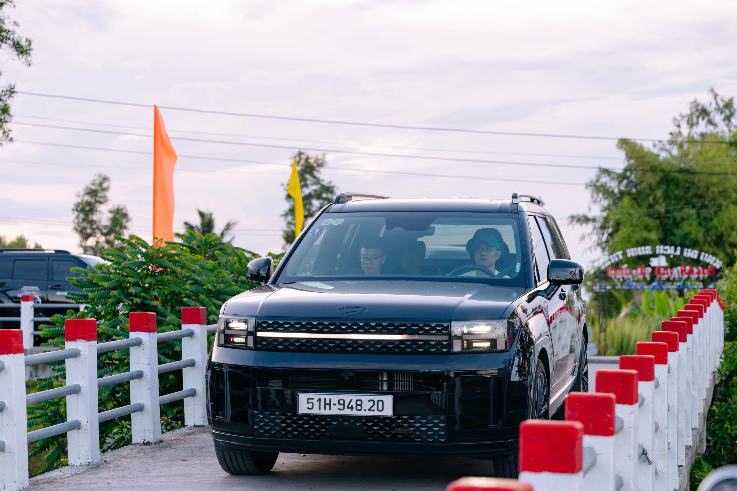 "Với tôi, Hyundai Santa Fe All New như một tuyên ngôn về phong cách sống của một người doanh nhân hiện đại: Bản lĩnh, tinh tế khác biệt và luôn tiến về phía trước", anh Lâm chia sẻ