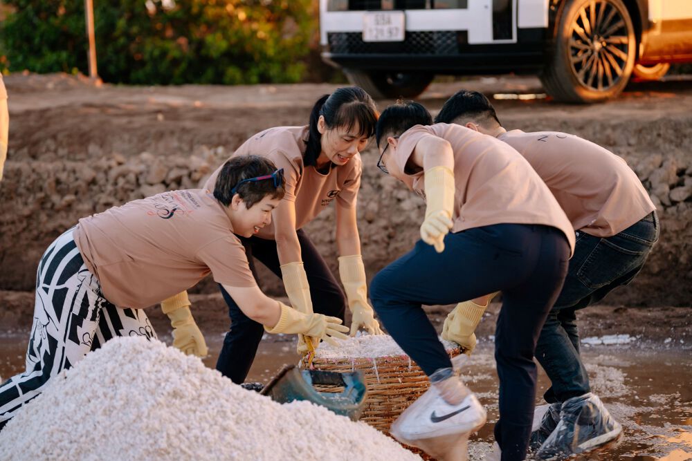 Trải nghiệm "nhớ đời" của những người tham gia Santa Fe trip 2025 chặng này là làm "diêm dân" trong vòng 10 phút. Tưởng không mệt mà mệt không tưởng.

