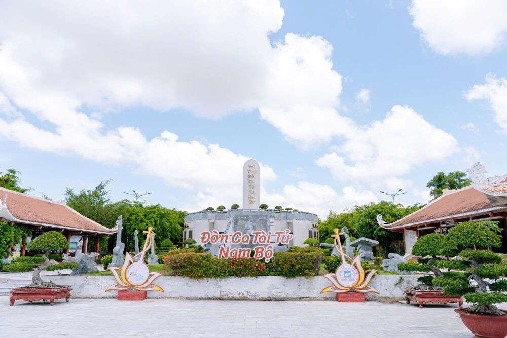 Điểm đầu tiên đoàn khám phá là Rừng U Minh Hạ. Việc di chuyển hơn 2 giờ từ sân bay về Rừng U Minh Hạ bằng chiếc Santa Fe thế hệ mới là khá nhàn hạ.