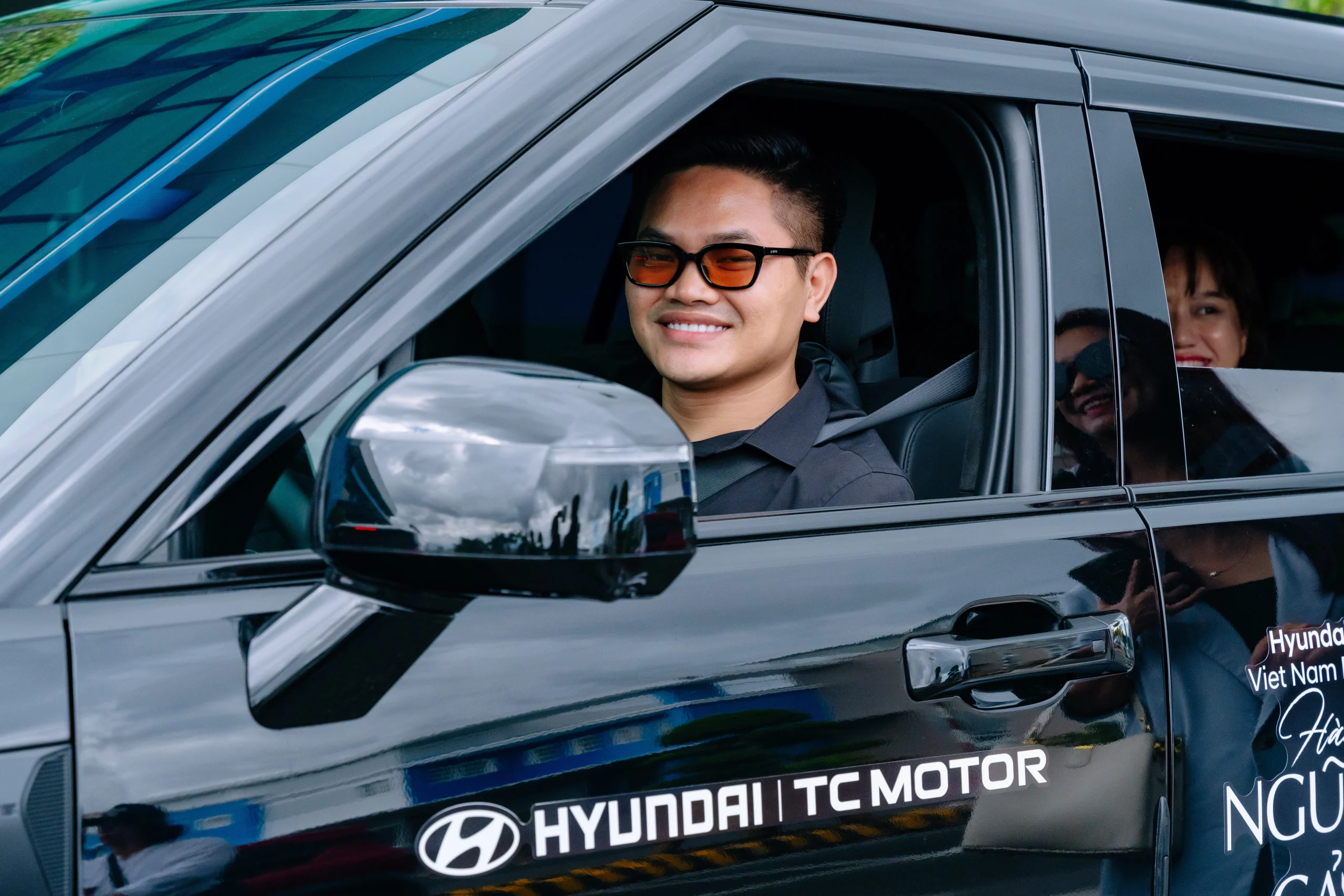 "Việc cầm lái Hyundai Santa Fe All New khiến tôi liên tưởng đến việc lèo lái doanh nghiệp: có tầm nhìn, có nền tảng, và có sự chủ động", anh Lâm bổ sung thêm