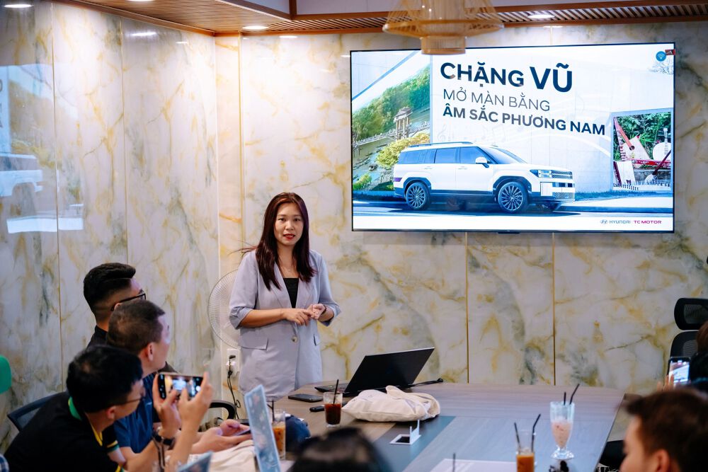 Cung Vũ mang âm điệu mạnh mẽ, bừng sáng như ánh bình minh được lựa chọn là cung mở màn của Santa Fe trip 2025. Đại diện Hyundai Thành Công chia sẻ về hành trình được lấy cảm hứng từ "Ngũ cung" đây cũng là ý tưởng xuyên suốt cả 5 chặng của Santa Fe Trip 2025.  