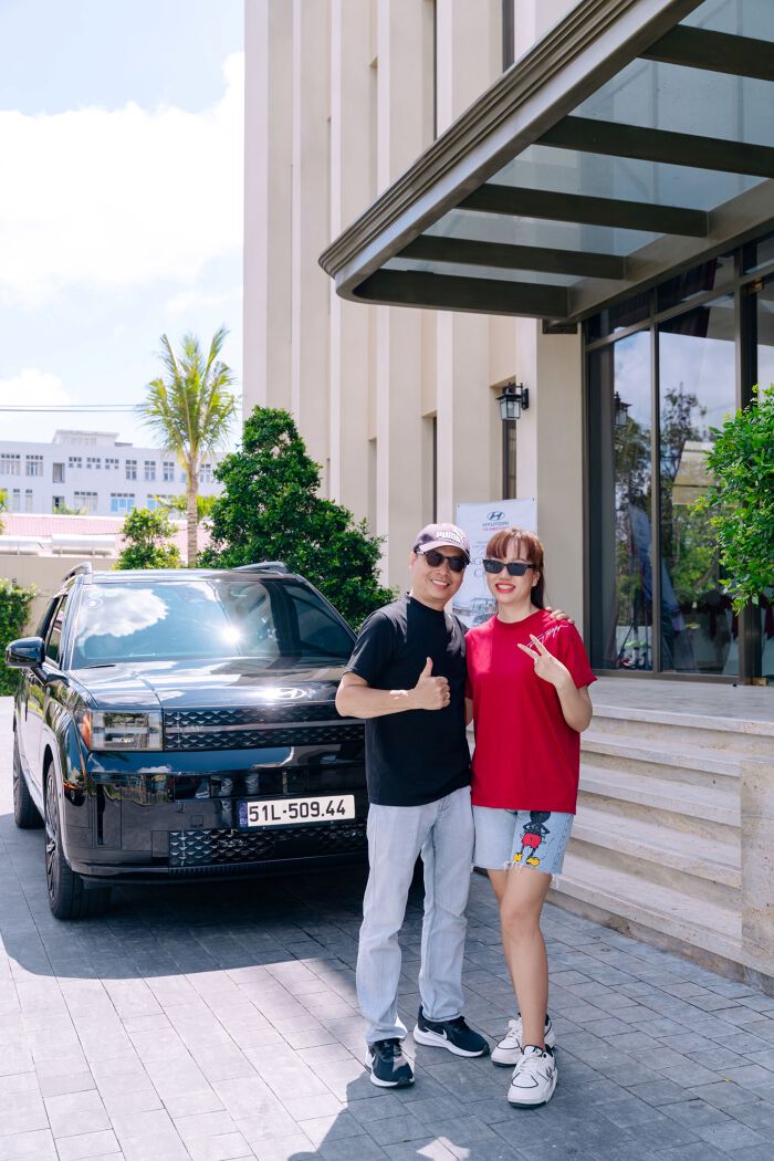 'Tôi muốn đi cùng vợ đến mọi miền Tổ quốc trên chiếc Santa Fe' 4 Vợ chồng anh Long chụp ảnh lưu niệm cùng chiếc xe của mình trên hành trình Santa Fe Việt Nam Roadtrip.