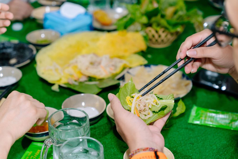  Hành trình "Ngũ cung cảm xúc" lần này không chỉ là hành trình trải nghiệm xe đơn thuần, những người may mắn tham gia sẽ được nến trải nhiều văn hóa tại các vùng miền đi qua. Trong đó, khám phá ẩm thực là một phần không thể thiếu trong mỗi hành trình trải nghiệm những vùng đất khác nhau của tổ quốc Việt Nam tươi đẹp. 