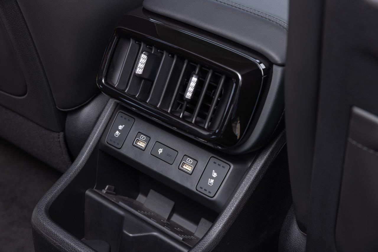 So sánh công nghệ các mẫu MPV mới nhất tại Việt Nam: Hyundai Custin có đang chiếm ưu thế? 11 Hệ thống điều hòa