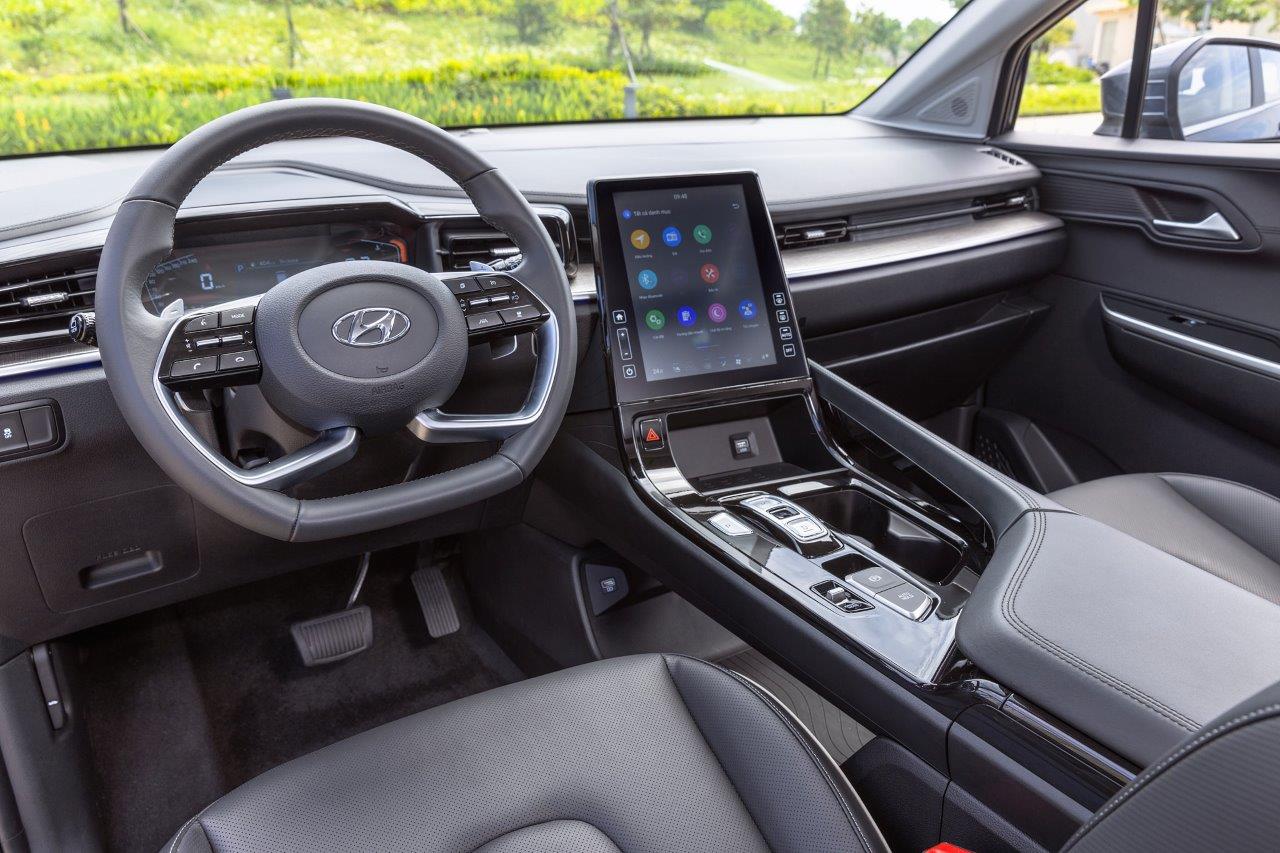 So sánh công nghệ các mẫu MPV mới nhất tại Việt Nam: Hyundai Custin có đang chiếm ưu thế? 4 Khoang lái