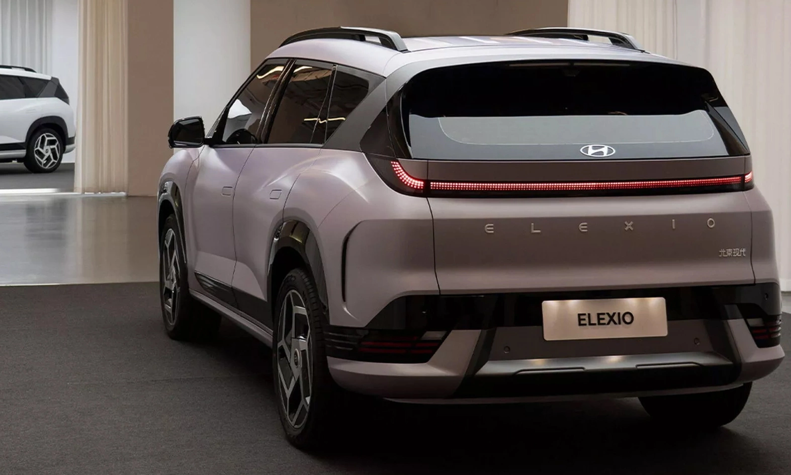 Hyundai Elexio - SUV Điện Mới Của Hyundai Ra Mắt Tại Trung Quốc 6 Cột D tối màu kết nối với cánh giá sau