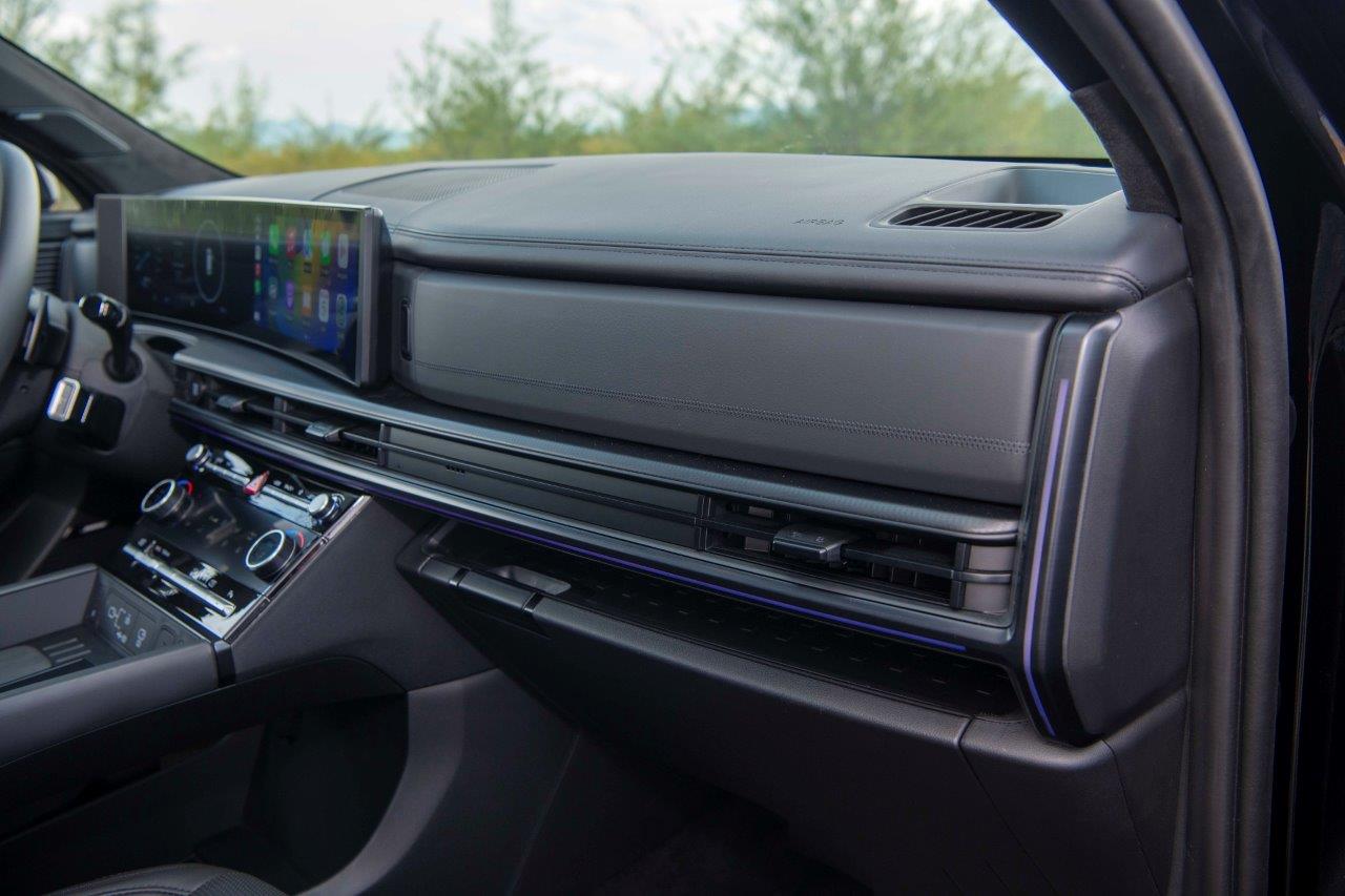 Hyundai Santa Fe – Lựa Chọn SUV “Ổn Nhất Trong Tầm Giá” Cho Người Thích Leo Đèo 8 Bảng taplo