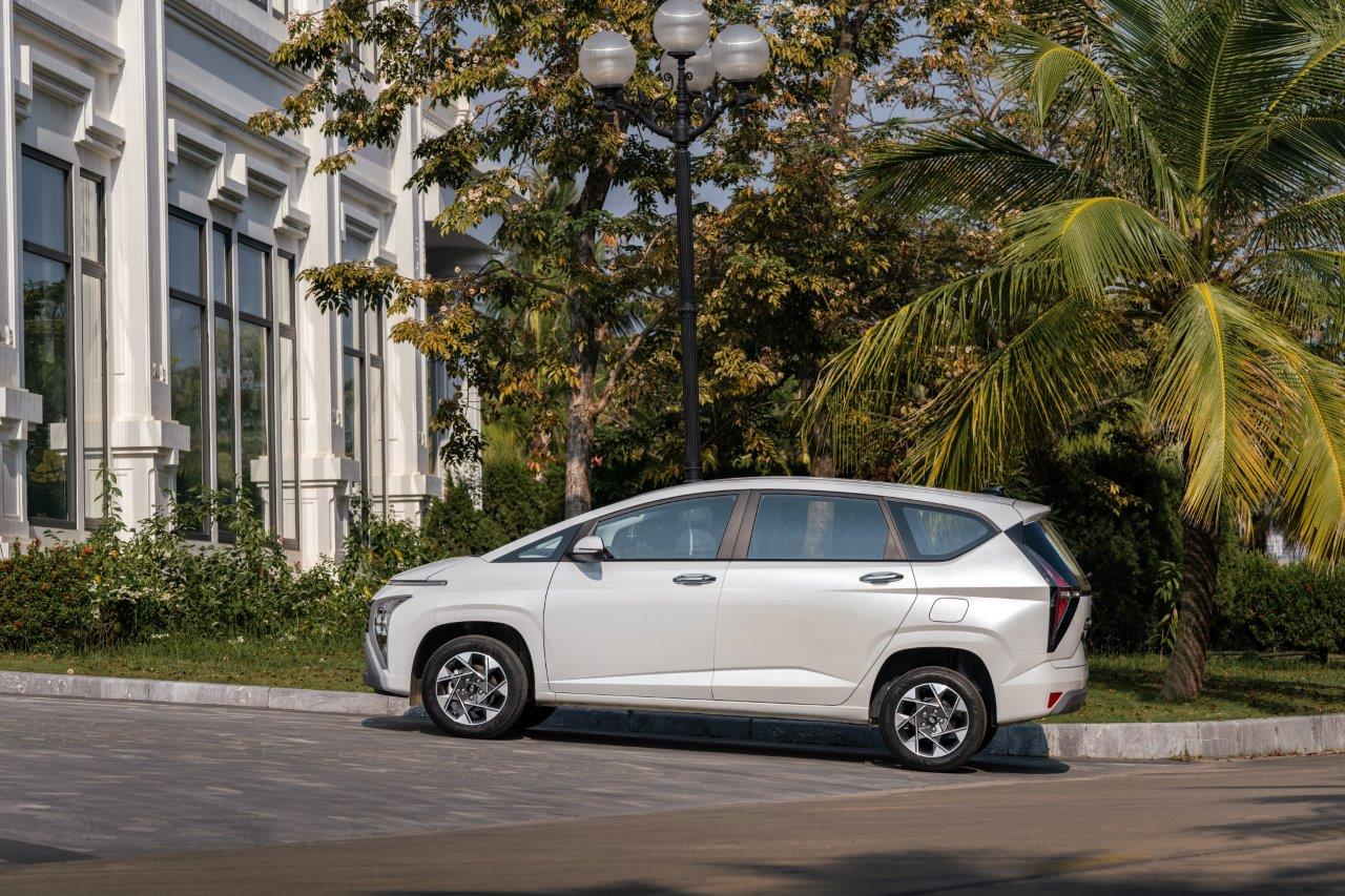 So sánh Hyundai Stargazer và Mitsubishi Xpander: Chọn MPV giá rẻ nào phù hợp với bạn? 3 Mặt bên Hyundai Stargazer