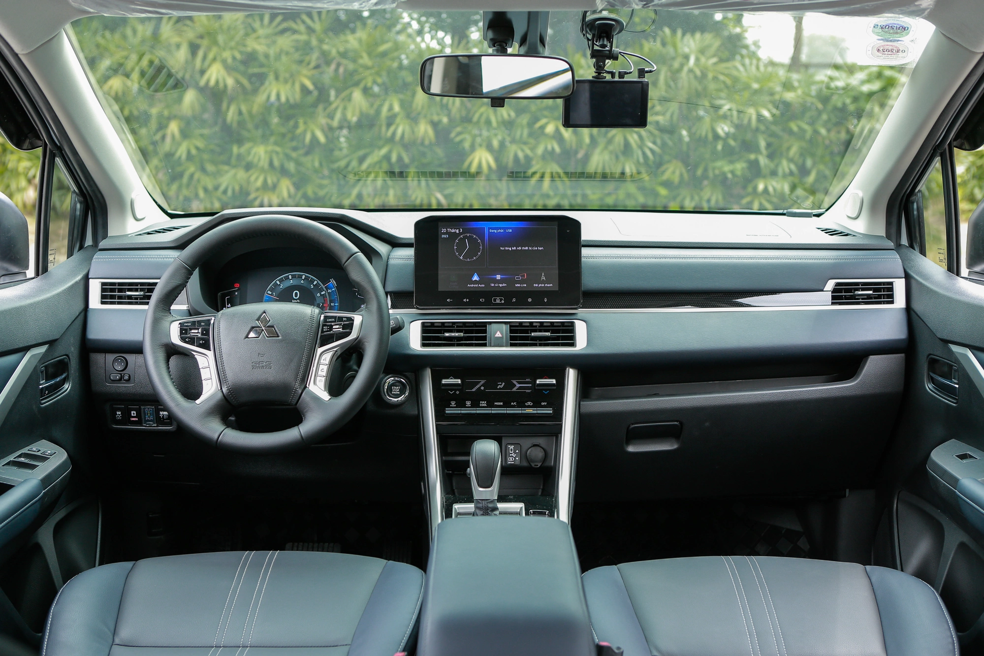 So sánh Hyundai Stargazer và Mitsubishi Xpander: Chọn MPV giá rẻ nào phù hợp với bạn? 10 Khoang lái Mitsubishi Xpander