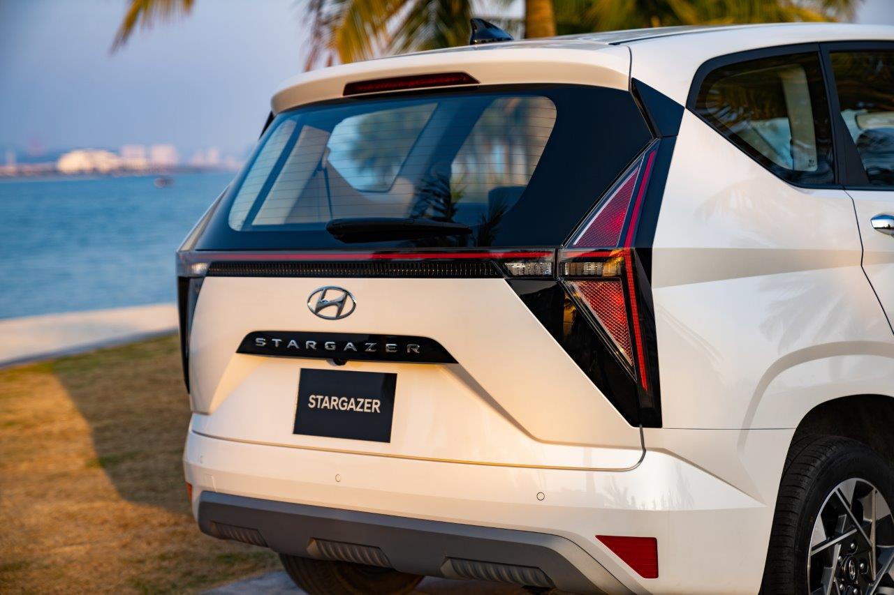 So sánh Hyundai Stargazer và Mitsubishi Xpander: Chọn MPV giá rẻ nào phù hợp với bạn? 4 Mặt sau Hyundai Stargazer