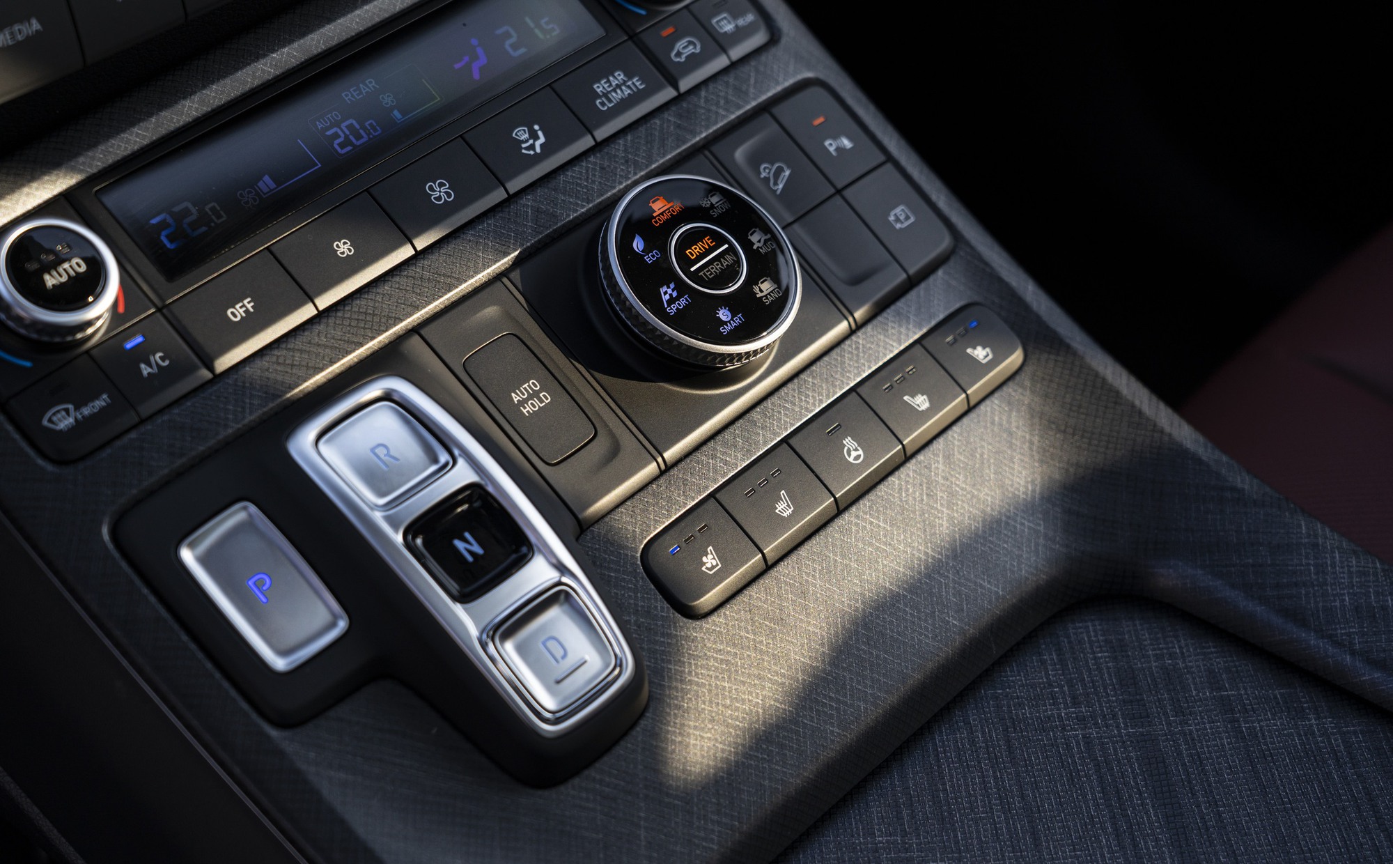 Trải Nghiệm Hyundai Palisade Giá Từ 1,3 Tỷ: SUV Cỡ Lớn Sang Trọng, Tiết Kiệm Cho Doanh Nhân 5 Tone màu trung tính trên Palisade, chiếc xe chuyển số bằng nút bấm thay vì cần gạt