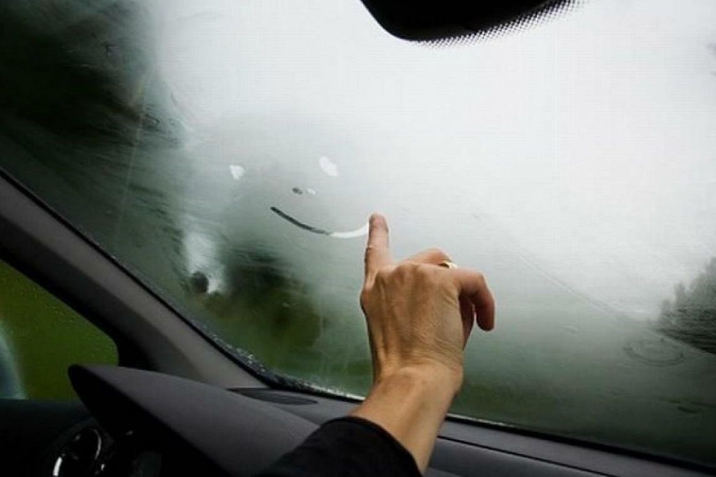 Cách xử lí kính bị mờ khi lái xe vào trời lạnh
