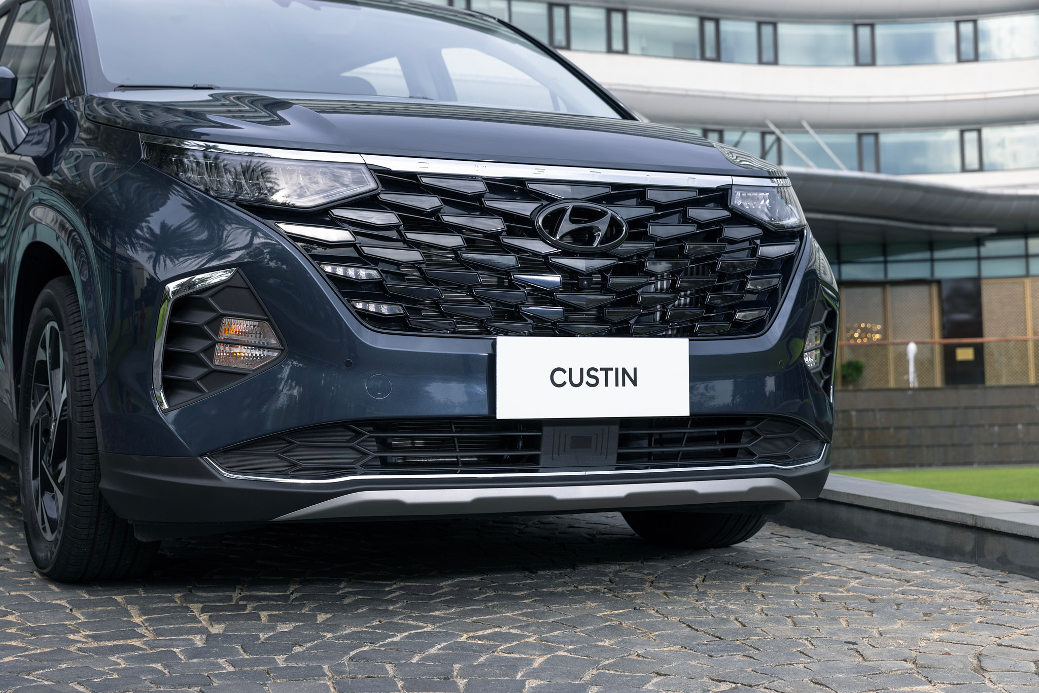 Ngoại thất Hyundai Custin