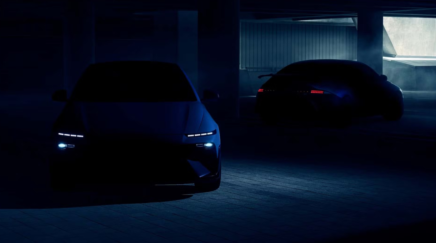 Hình ảnh teaser đầu tiên hé lộ hai mẫu xe Hyundai Ioniq 6 N đầy bí ẩn và mạnh mẽ.