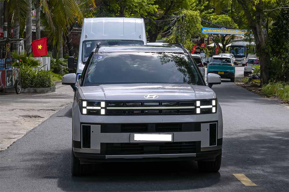 Hyundai Santa Fe thuộc phân khúc SUV hạng D, có lợi thế về không gian và trang bị so với các mẫu SUV hạng C.