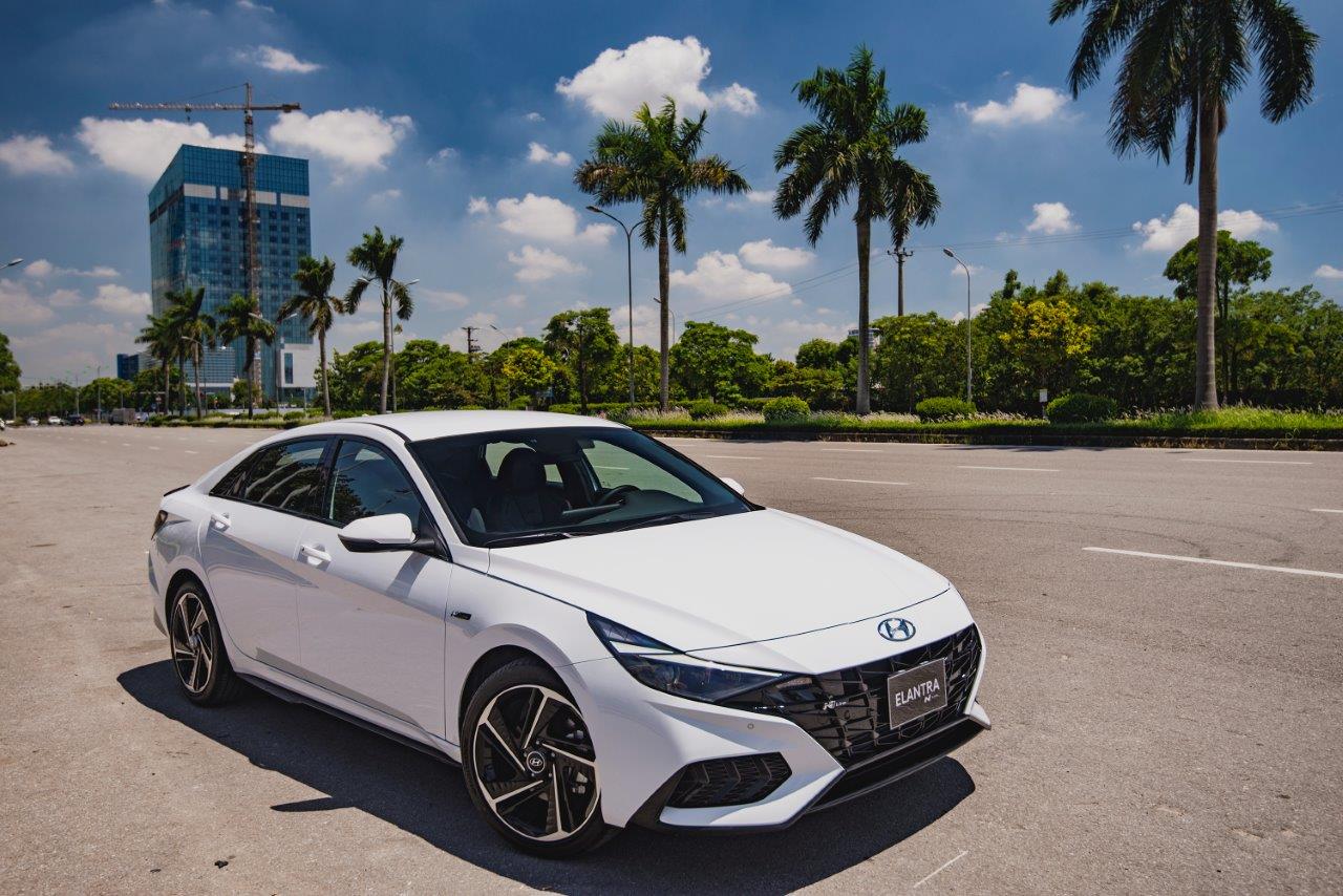 https://hyundaibinhthuan.vn/wp-content/uploads/Hyundai-Elantra-6-1.jpg?utm_source=chatgpt.com