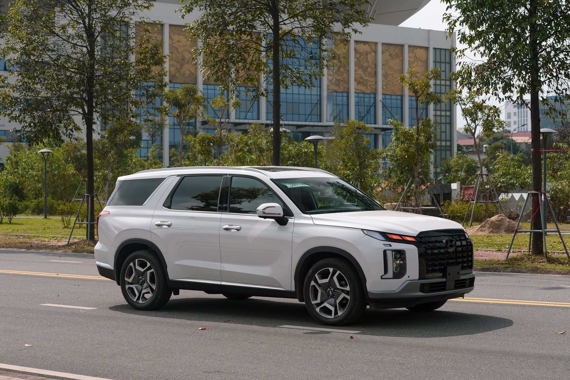 Hyundai Palisade có kích cỡ bề thế, khoang nội thất rộng rãi, tích hợp tính năng sưởi và làm mát 2 hàng ghế trên bản cao cấp.